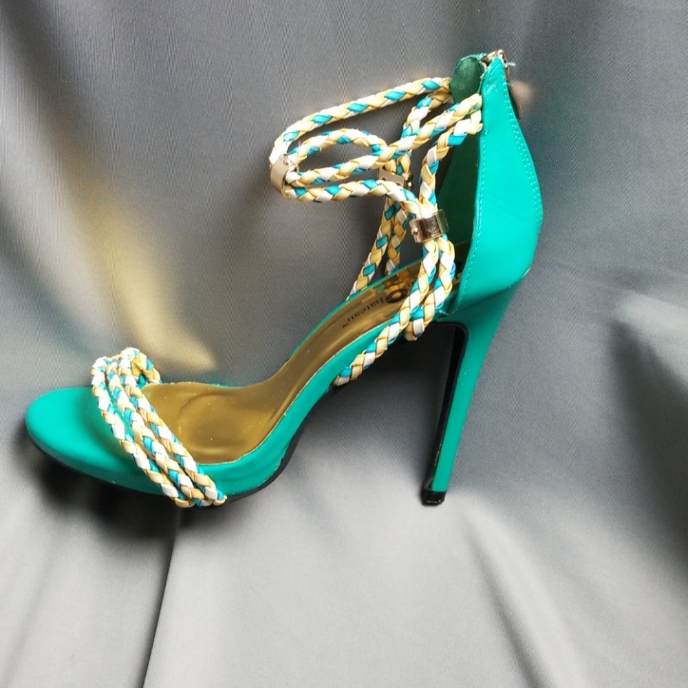 Queen Chateau  heels color  green/cream size 9